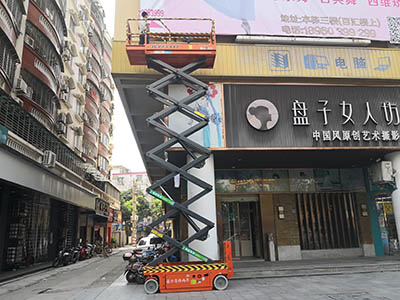 廣告牌安裝租用登高車(chē)
